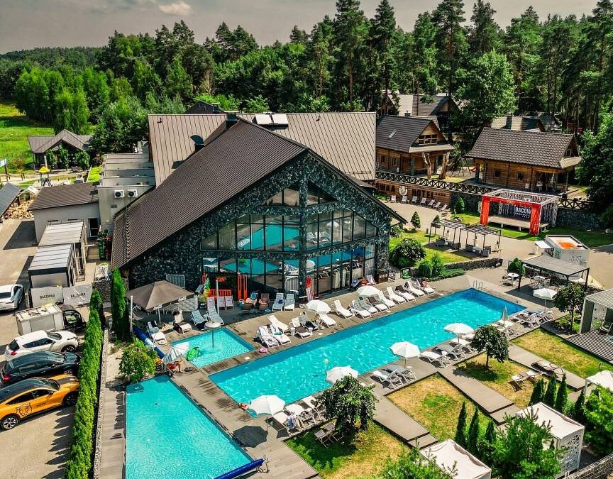 Gdzie na wakacje w Polsce? 5 powodów, dla których hotel w sercu lasu bije na głowę zagraniczne kurorty